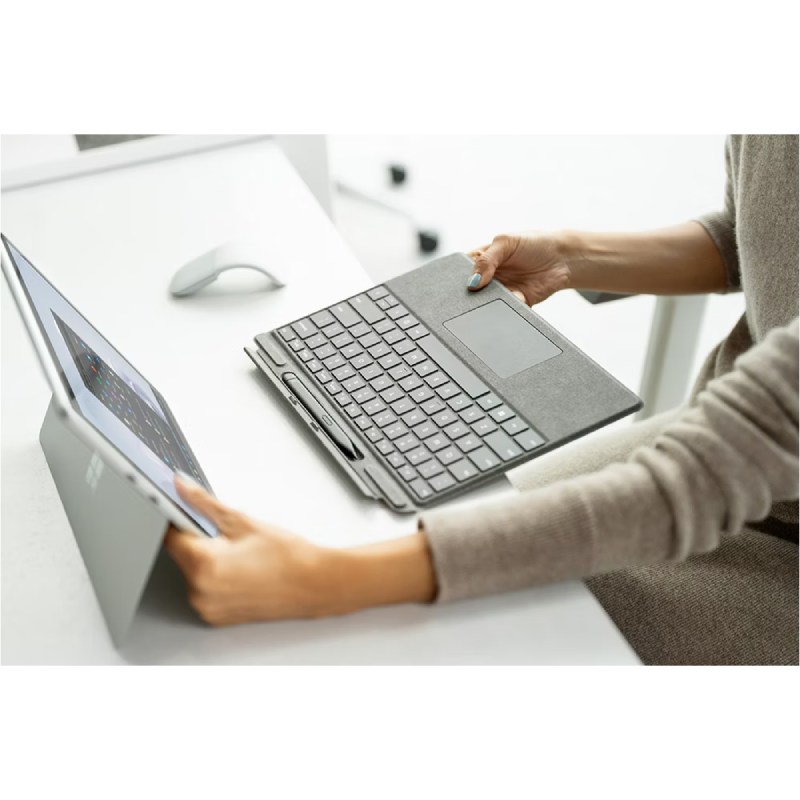 Balíček 8x Microsoft Surface Pro s Copilotem a nabíjecím kufrem